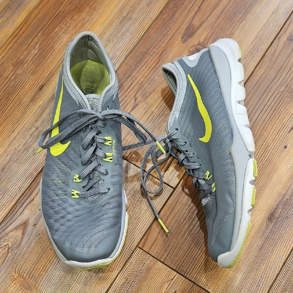 Nike fitsole athletic Shoes in Gray and Yellow
